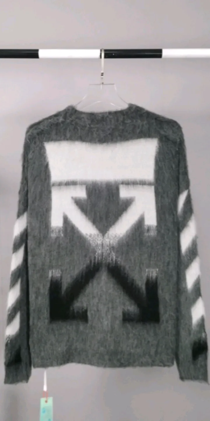 Real shot of the video - the top tested version OFFWHITE (OW) Gradient Mohair Striped Arrow Sweater Hoodie Gradient Rendering Arrow Couple Knitted Sweater Mohair sweater OW will be released every year🛒 The same style and ever-changing colors, really no girl does not love it, it is super suitable for wearing under a down jacket in winter, and will not be bloated! If the lower body is missing, their favorite os version🙋🏻‍♀️ intuitively adds natural softness and fairy beauty effect, which is the best choice! The upper body is lightweight and does not weigh down the body while keeping warm. The sleeves and the gradient arrow parts on the back are repeatedly patterned until the gradient level is satisfied before large-scale products are released. The craftsmanship is extremely demanding. Each sweater is woolen at least ten times to give it a plush, thick feel and good fluffiness! ✅ Fabric composition: 50% mohair 32 spandex 18% wool, three-level anti-pilling Color: gray-white gradient Size: XS/S (positive European size, size is too large) ⚠️Sweater cleaning method: Mohair is not the same as ordinary short-sleeved sweaters, and it is also different from other thick-line sweaters! Mohair is lighter and softer, so be careful not to machine wash it, not machine washable! ! emphasize! !  ⚠️Hand wash with warm water and cold water P:440